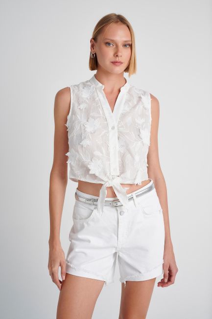Sleeveless shirt with flowers - White